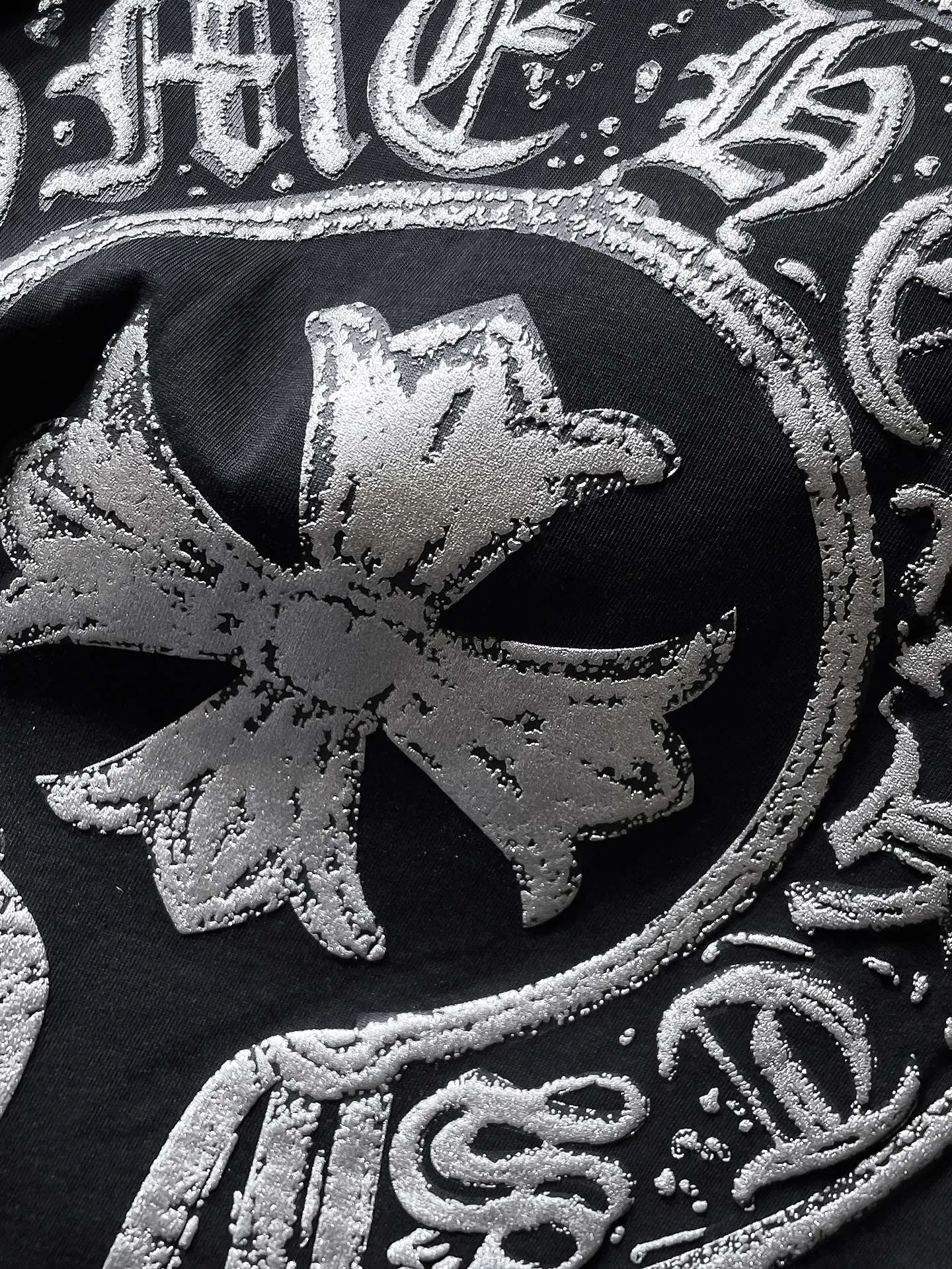 P150 New Chrome Hearts 25ss high version in summer. High gram weight, environmentally friendly and high-quality top fabric. 275g~270g. Chrome retro high-end worn short sleeves. Counter synchronization. Re-engraved version 1:1. Recommended color: black white. Size: S, M, L, XL.